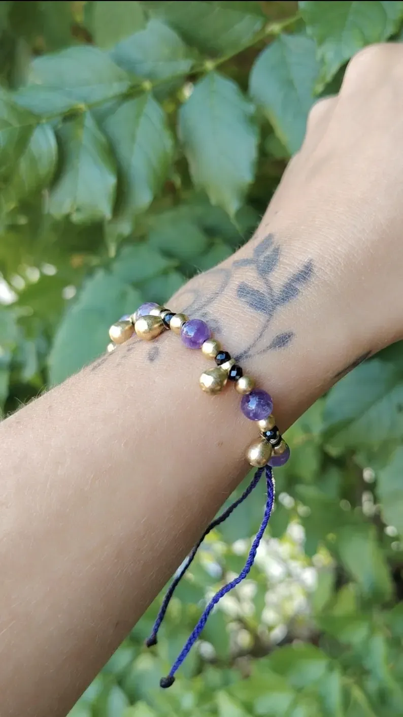 Bracelet améthyste violet et noir · Perles en verre facetté · Laiton doré · Bracelet païen · Bijou tribal boho taille ajustable — 2