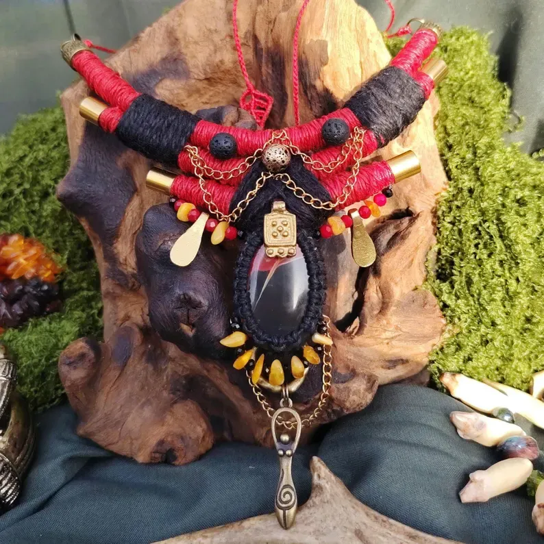 Collier païen en lin rouge et chanvre noir · Jaspe naturel · Ambre · Laiton doré · Bijou tribal fait main · Collier rituel féminin