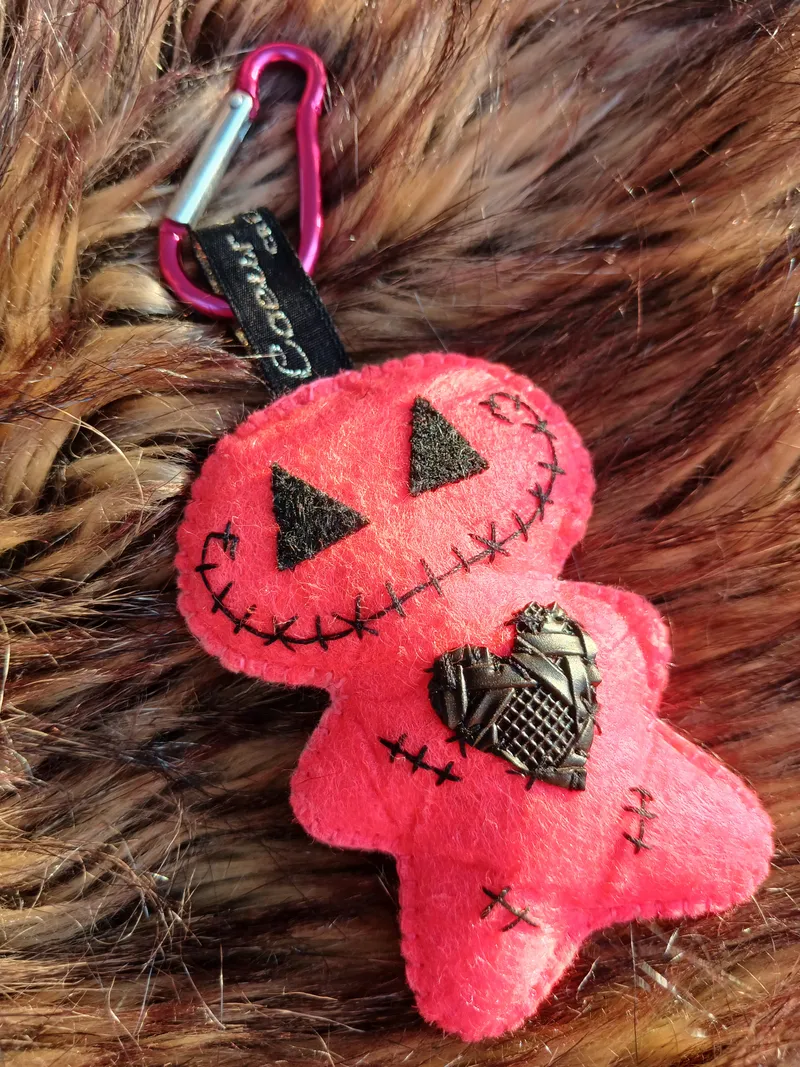 Poupée vaudoo Porte-clef rose et noir, accessoire gothique fait main