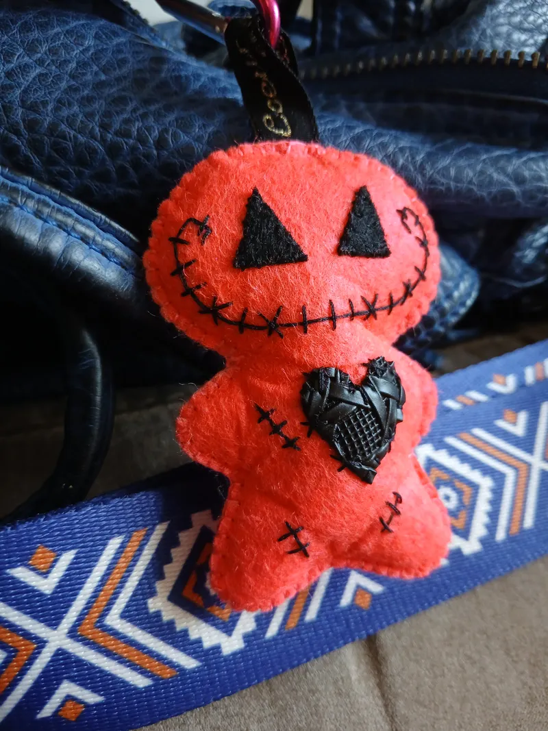 Poupée vaudoo Porte-clef rose et noir, accessoire gothique fait main (3)