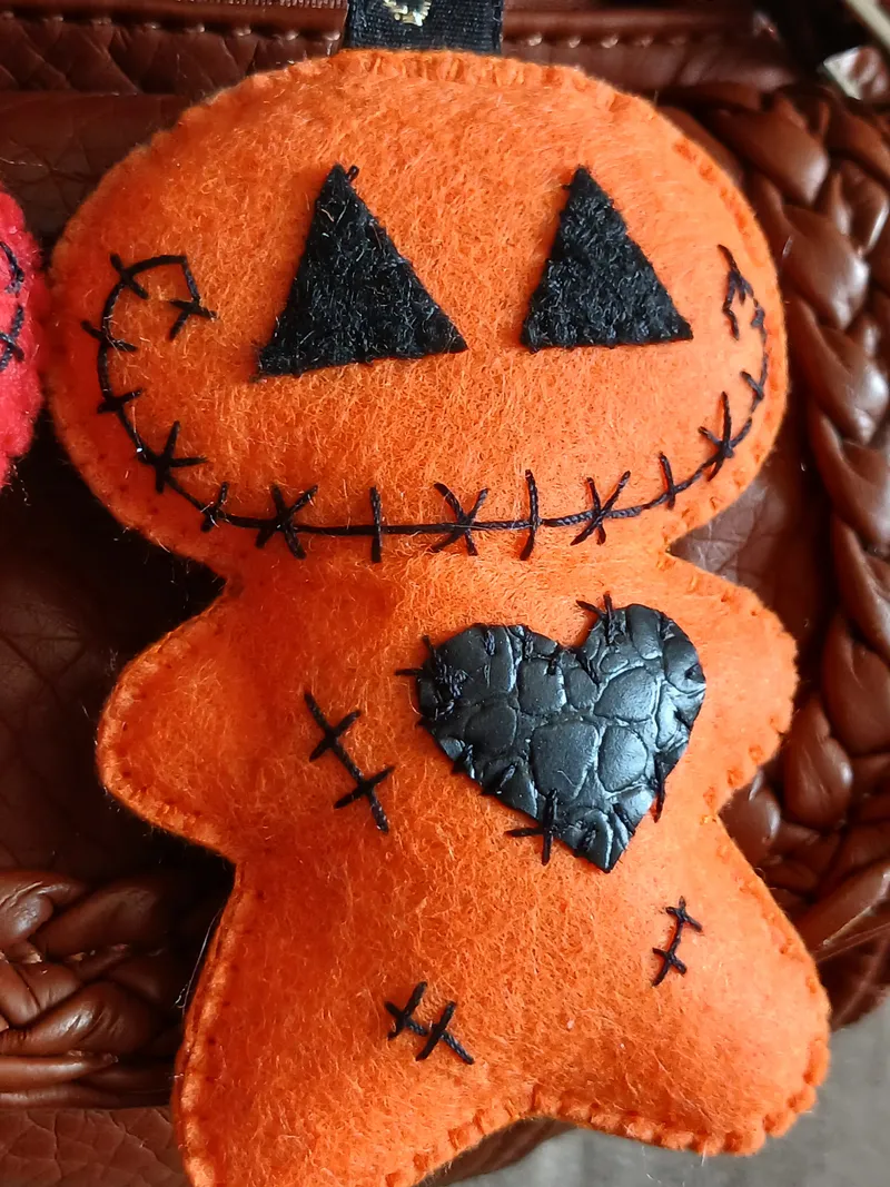 Petite poupee citrouille d'halloween, accessoire gothique fait main (3)