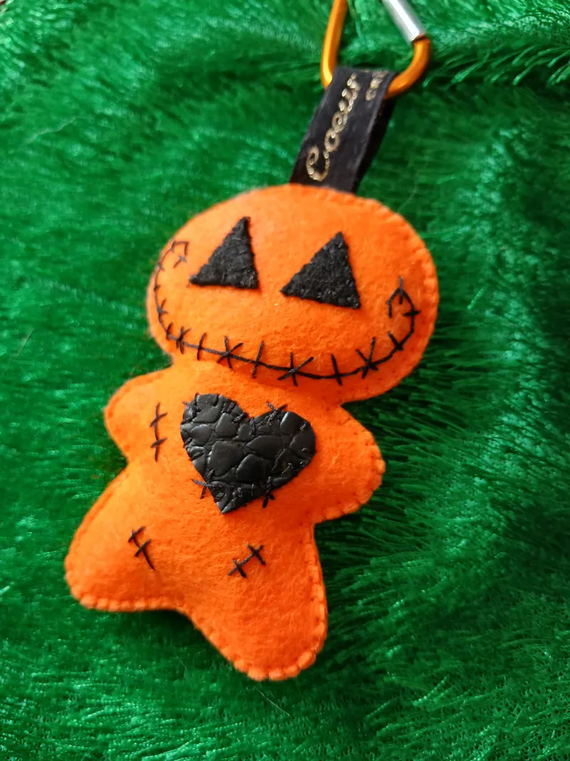 Petite poupee citrouille d'halloween, handmade gothic accessory (2)