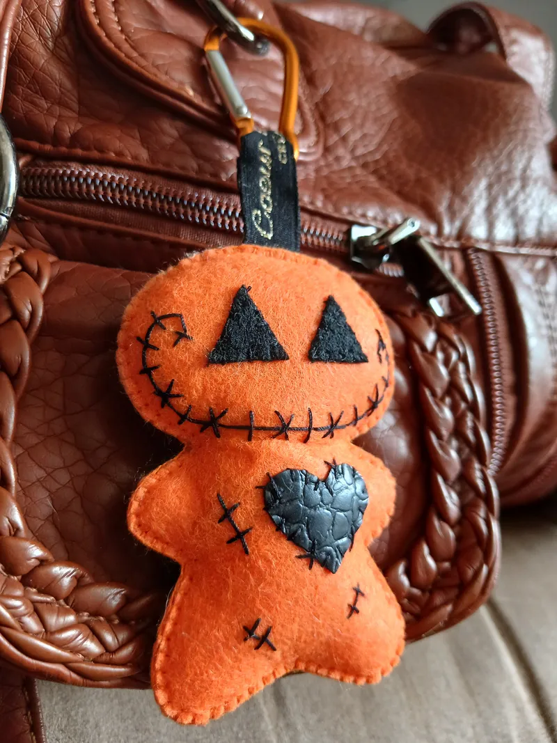 Petite poupee citrouille d'halloween, accessoire gothique fait main