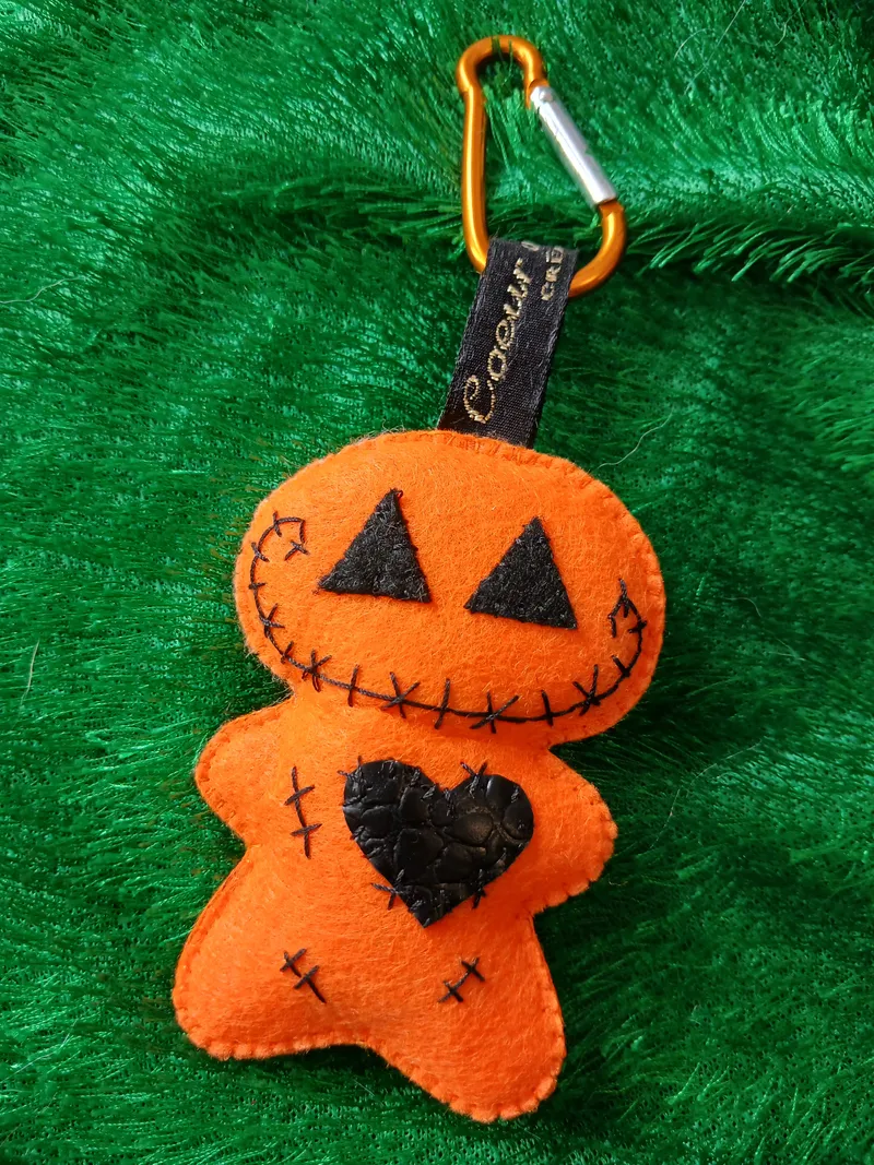 Petite poupee citrouille d'halloween, handmade gothic accessory