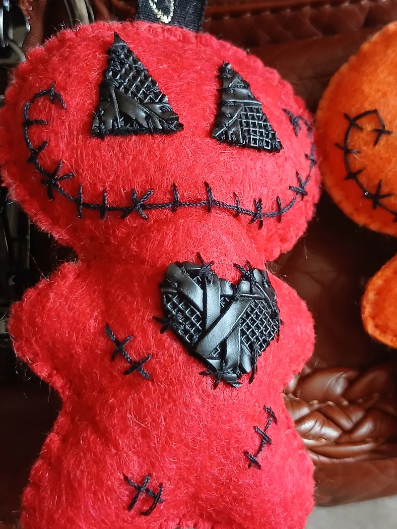 Poupée Vaudoo rouge et noir halloween, accessoire gothique fait main (2)