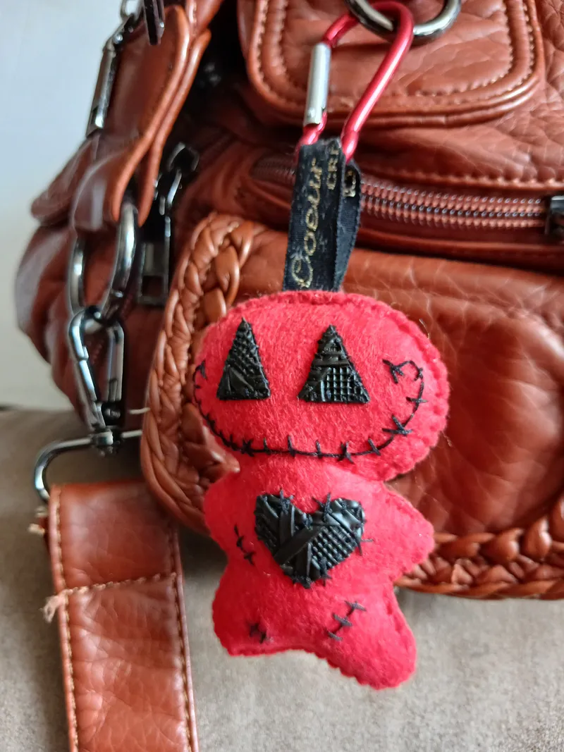 Poupée Vaudoo rouge et noir halloween, accessoire gothique fait main