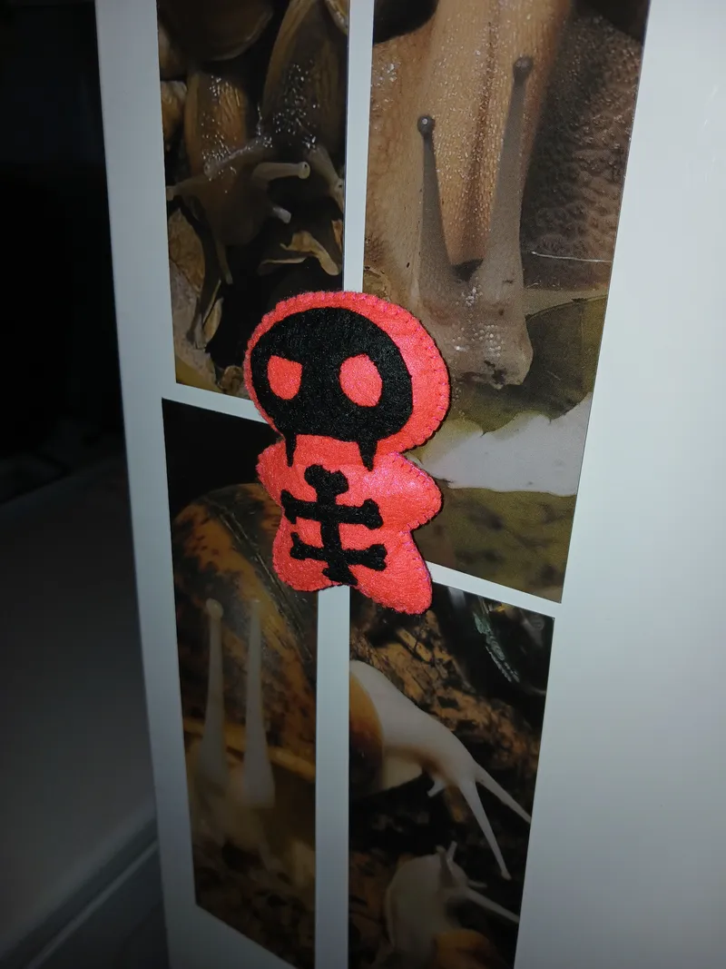 Magnet poupee Skull, handmade gothic home decor