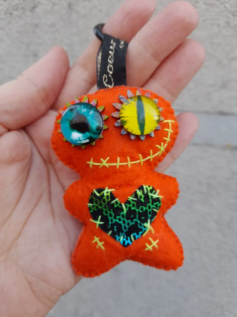Poupee vaudoo contre le "Stress" Porte-clef orange, accessoire gothique fait main