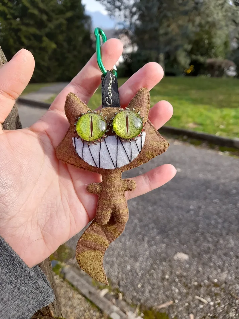 Chat-totem "inspiration cheshire" porte clef — 2