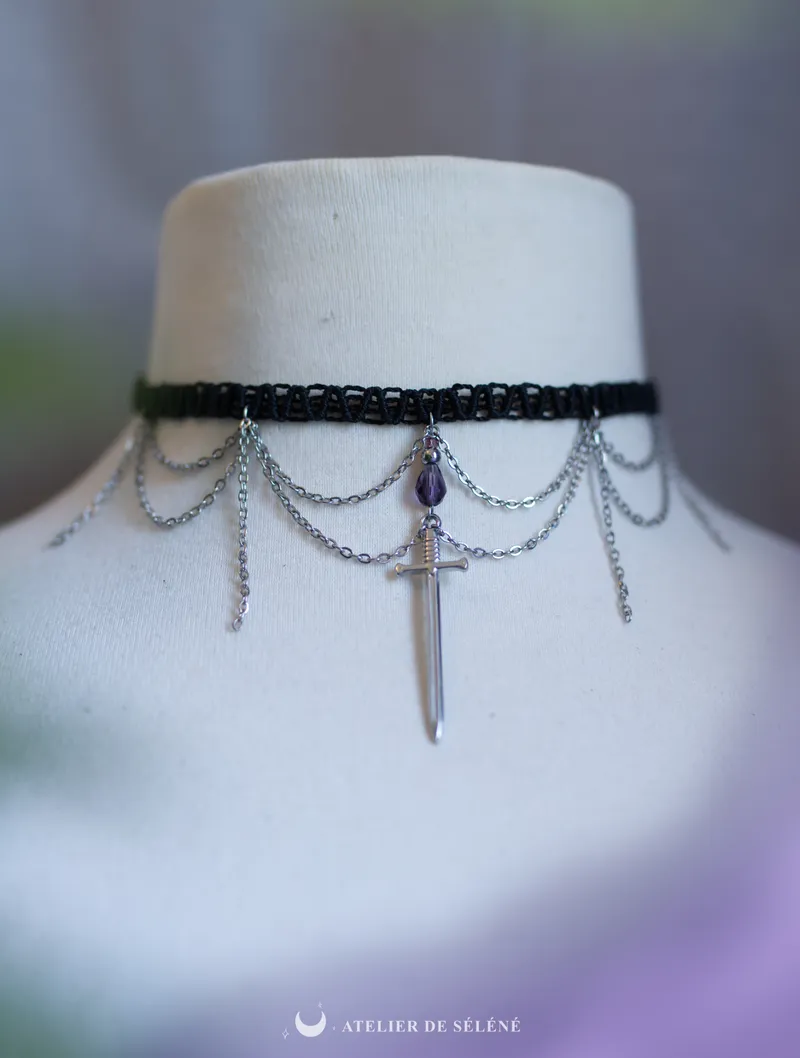 Collier ras de cou médiéval fantasy avec une épée (doré ou argenté), bijou gothique fait main
