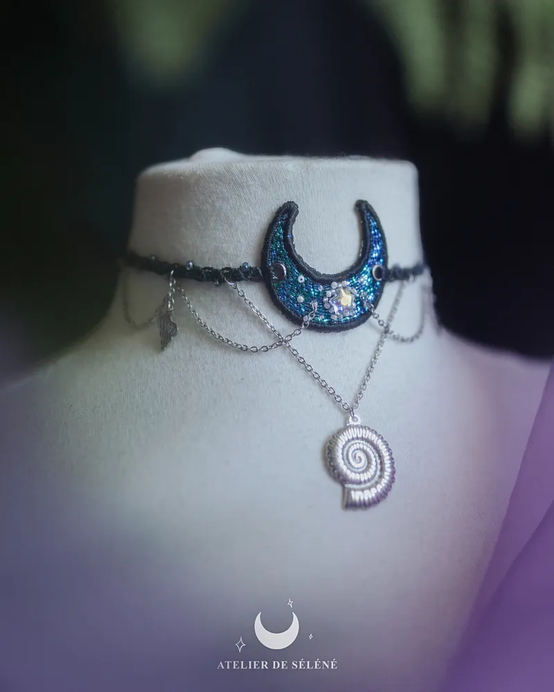 Colliers choker noir et bleu brodé et tissé - Séléné X Lynxina, bijou gothique fait main (2)