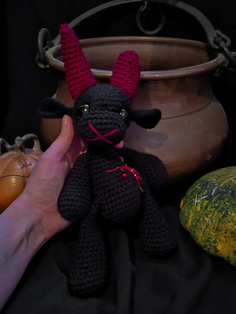 Peluche - Crimson Wounded, décoration gothique faite main