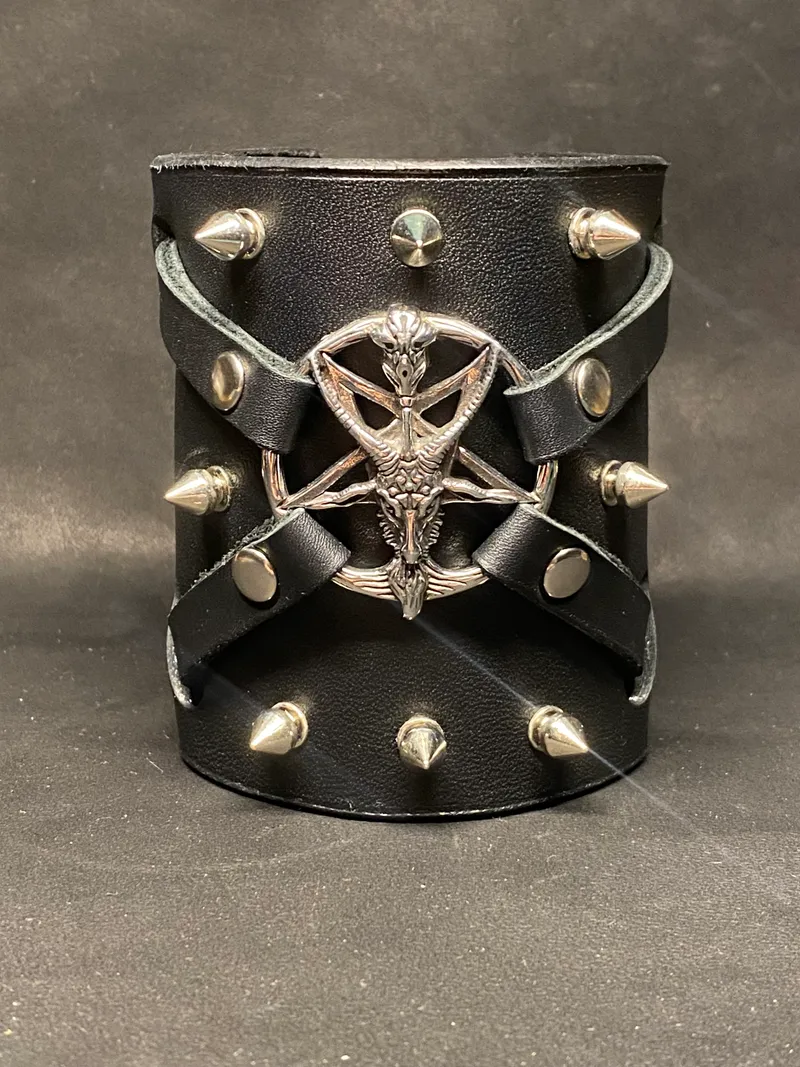 Bracelet en cuir noir – Sceau infernal, bijou gothique fait main