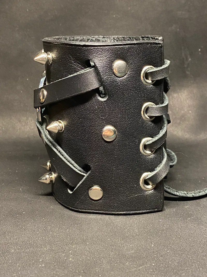 Bracelet en cuir noir – Sceau infernal, bijou gothique fait main (2)