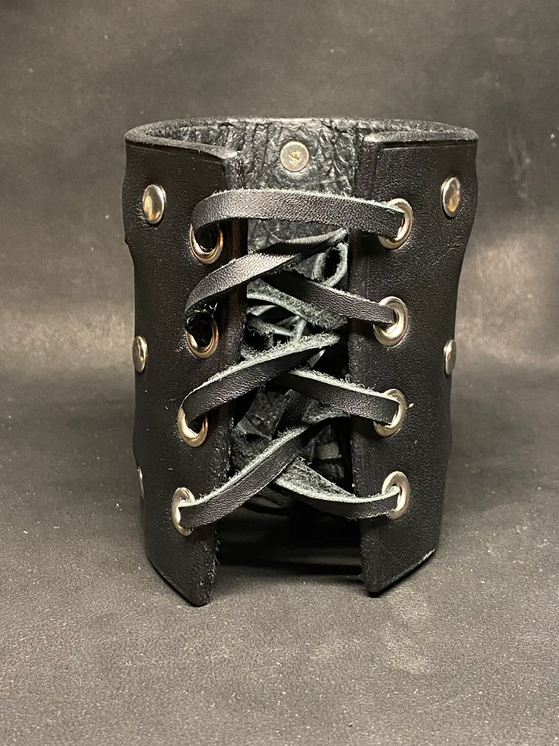 Bracelet en cuir noir – Sceau infernal, bijou gothique fait main (3)