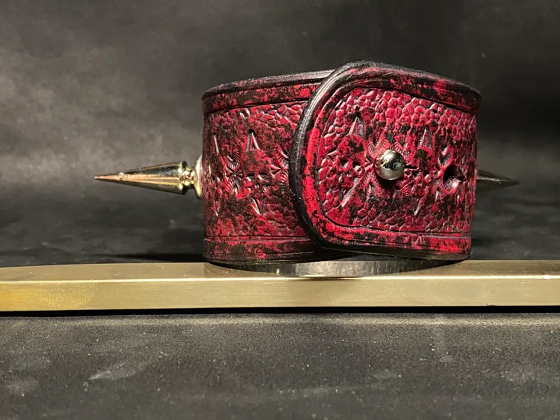 Bracelet – Crâne Écarlate, bijou gothique fait main (2)