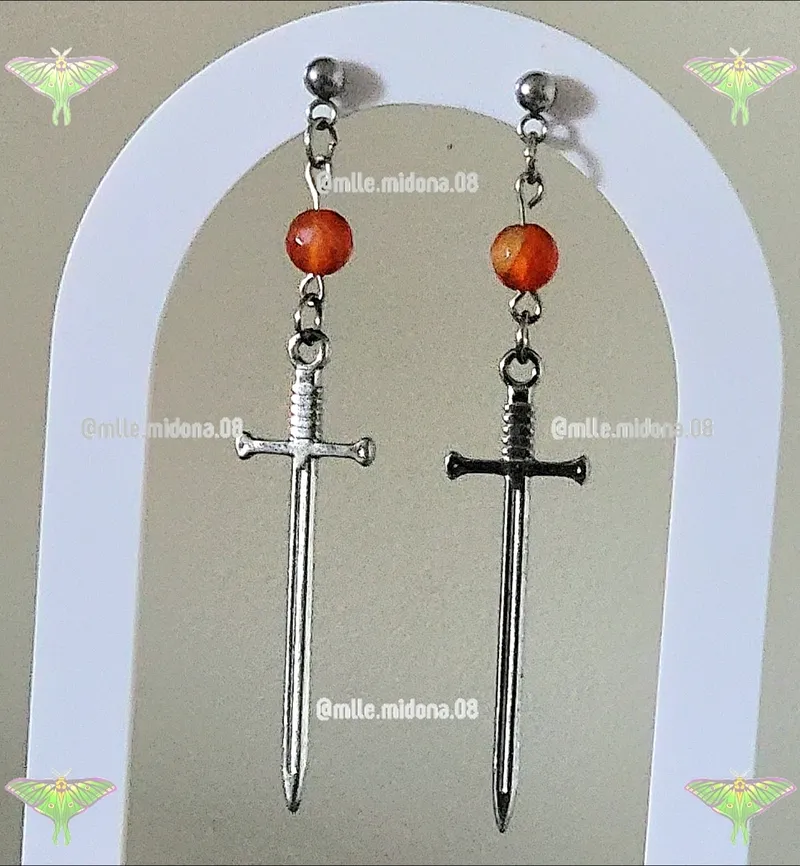 Boucle d'oreilles clou épée avec perle de cornaline