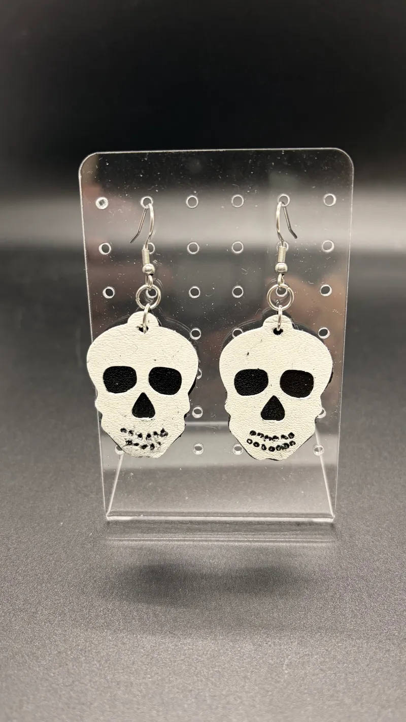 Boucles d’oreilles en cuir – Tête de mort, bijou gothique fait main