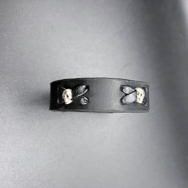 Bracelet en cuir Skull, accessoire gothique fait main (2)