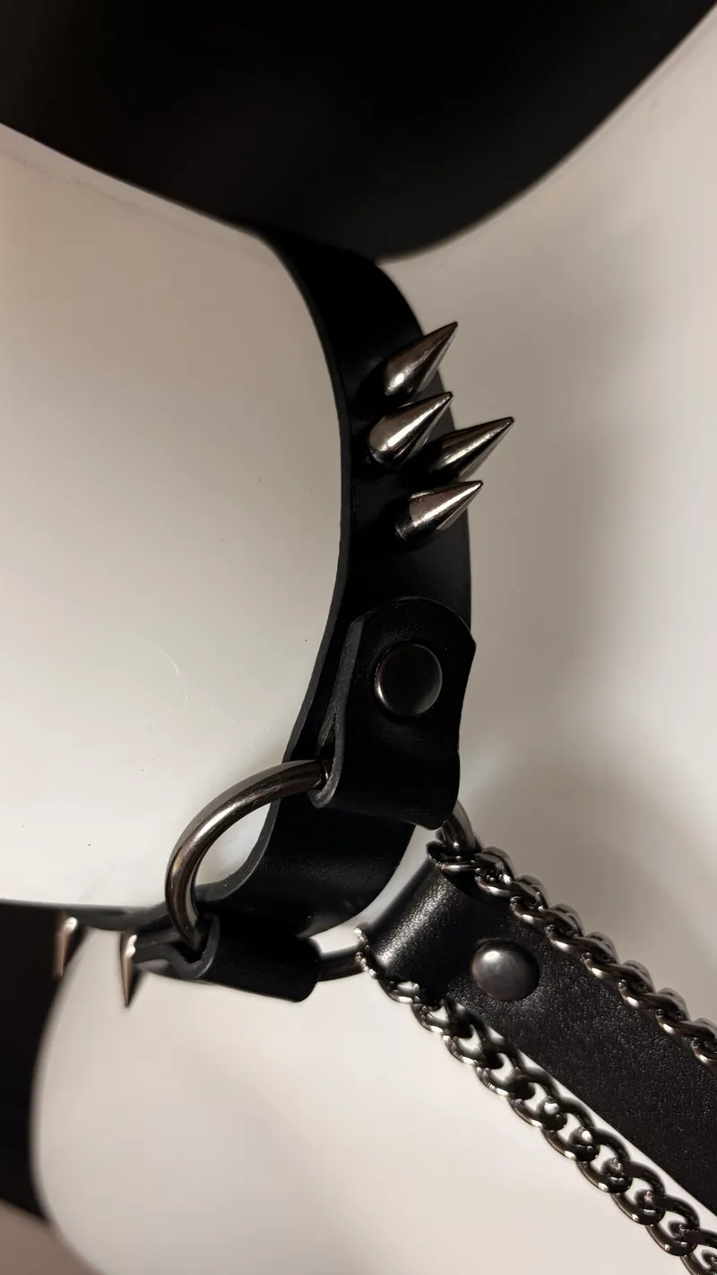 Harnais en cuir noir – Anneaux, Chaînes & Spikes, accessoire gothique fait main (3)