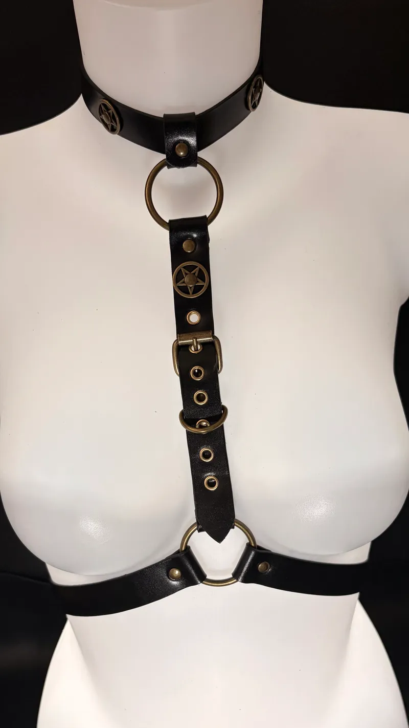 Harnais en cuir noir – Pentagrammes & laiton vieilli, accessoire gothique fait main (3)
