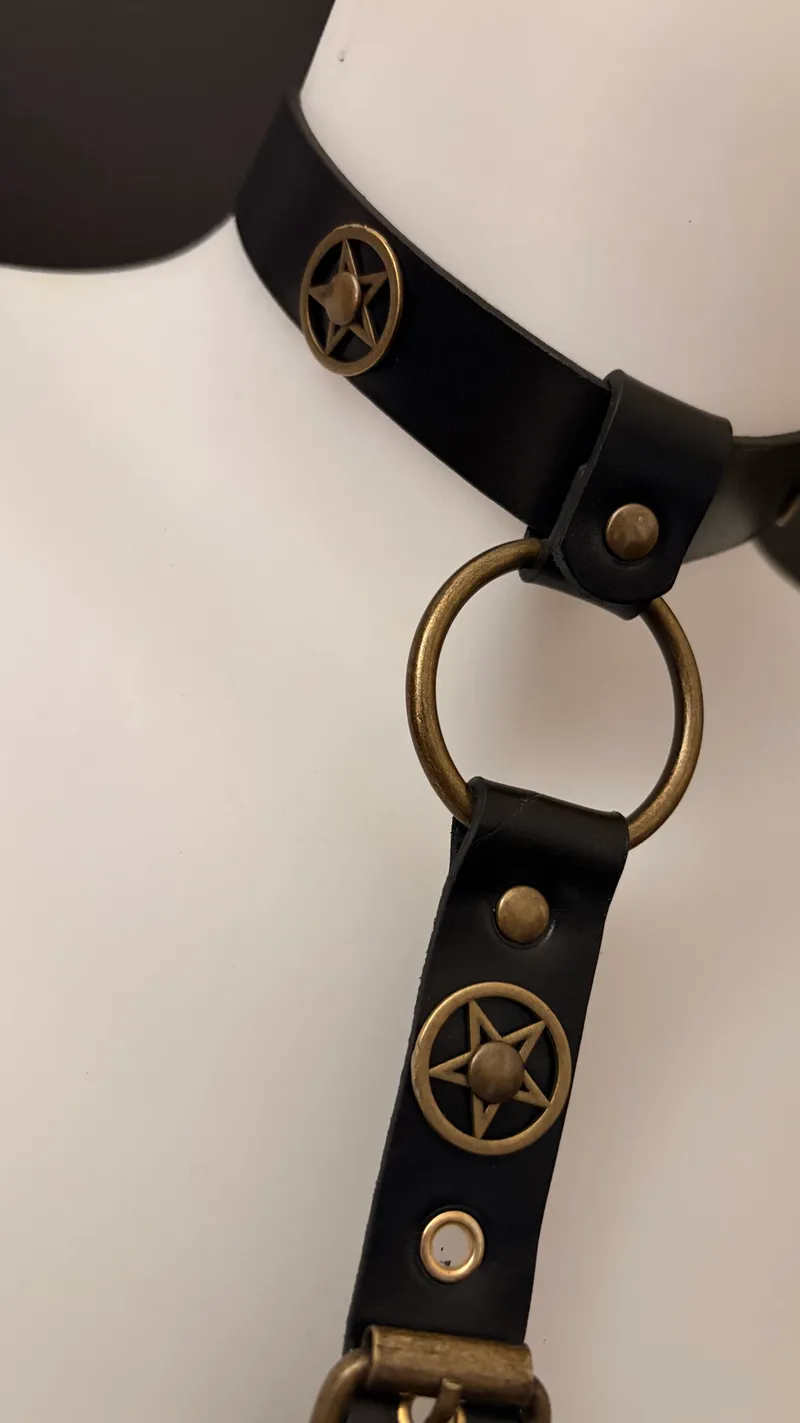 Harnais en cuir noir – Pentagrammes & laiton vieilli, accessoire gothique fait main (2)