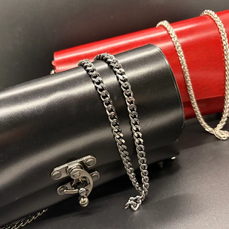 Mini sac en cuir véritable – Noir ou rouge, chaîne métallique, accessoire gothique fait main