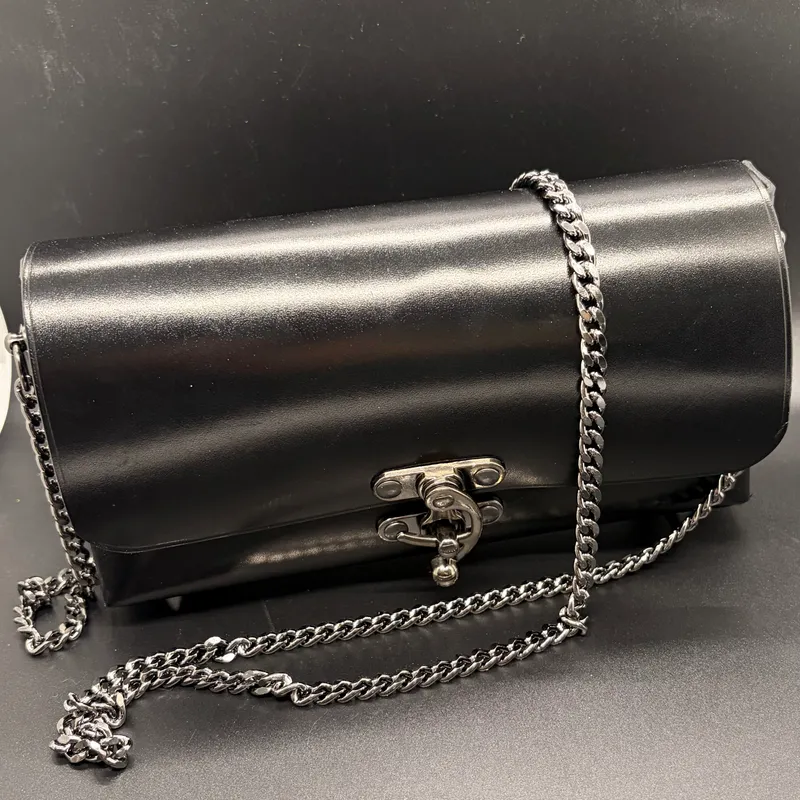 Mini sac en cuir véritable – Noir ou rouge, chaîne métallique, accessoire gothique fait main (3)