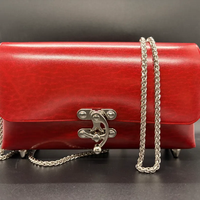 Mini sac en cuir véritable – Noir ou rouge, chaîne métallique, accessoire gothique fait main (2)