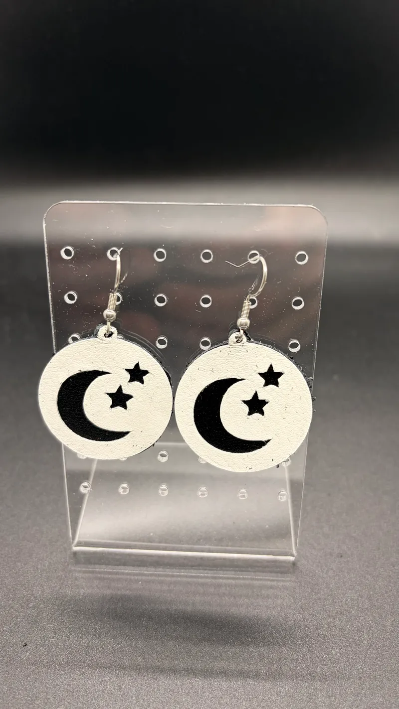 Boucles d’oreilles en cuir – Lune étoilée, bijou gothique fait main