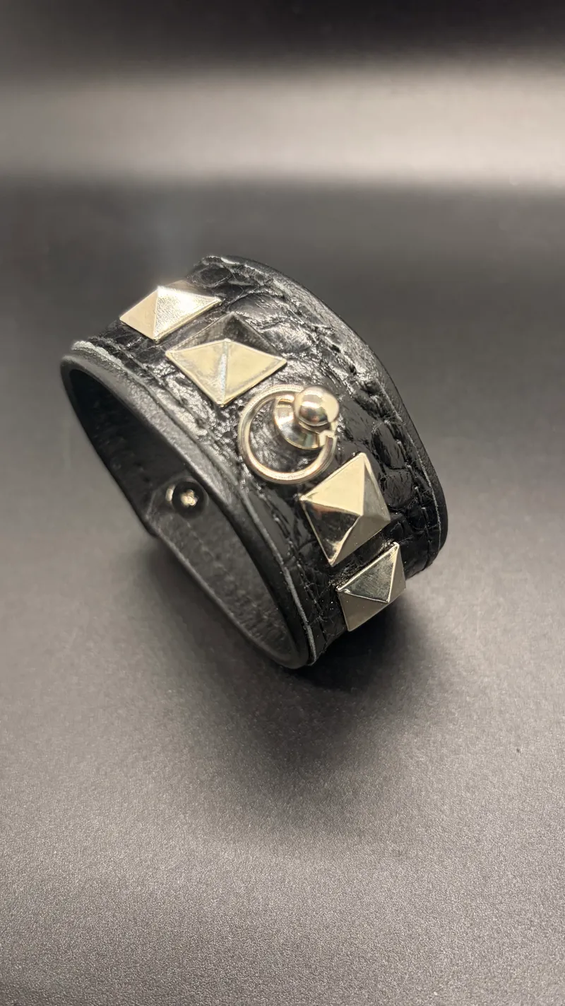 Bracelet Cuir Alligator Noir | Rivets Pyramide et Anneau Central, handmade gothic jewelry (2)