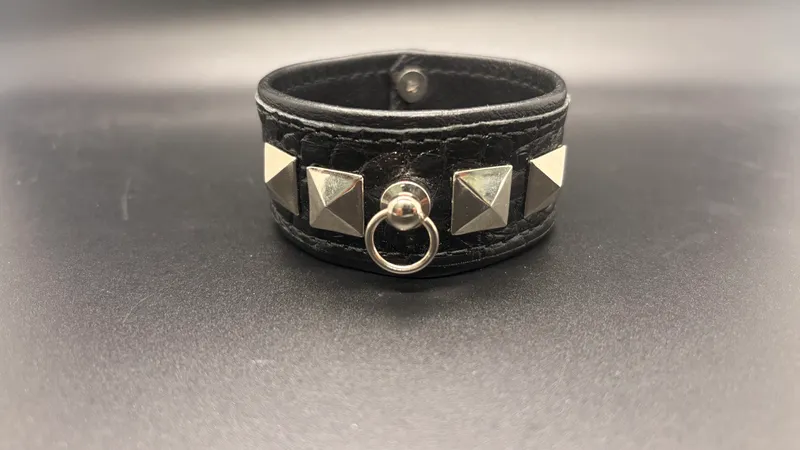 Bracelet Cuir Alligator Noir | Rivets Pyramide et Anneau Central, handmade gothic jewelry