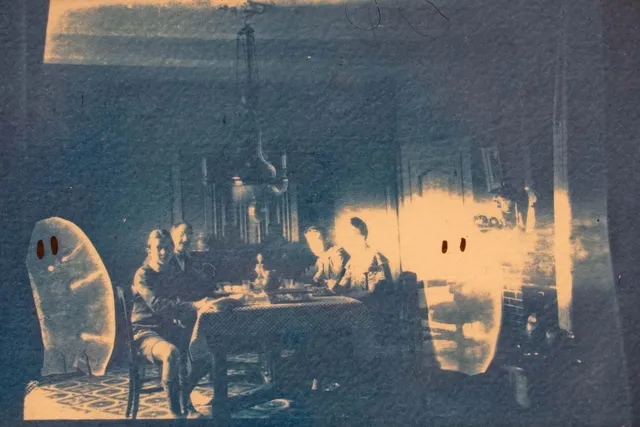 Cadre Fantôme - Diner en famille, art gothique original (3)