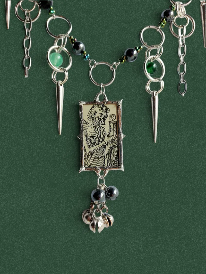 Memento Mori - Une image ancienne, recomposée en bijou., handmade gothic jewelry