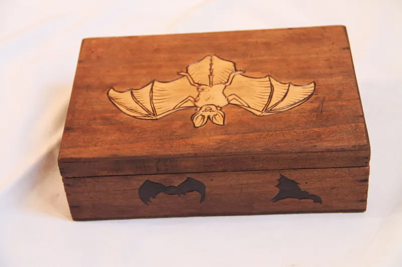 Boite en bois vintage gravée de chauve-souris, coffret de rangement, décoration gothique faite main (3)
