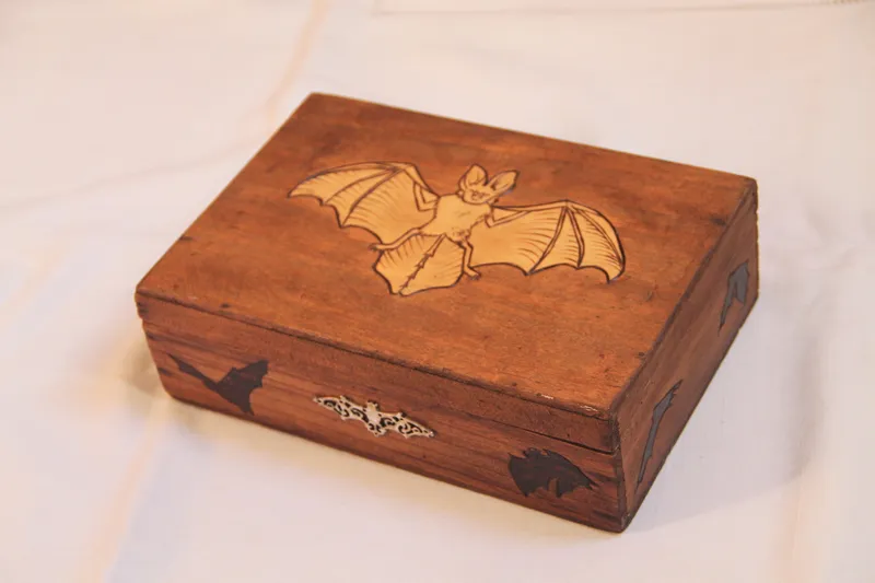 Boite en bois vintage gravée de chauve-souris, coffret de rangement, décoration gothique faite main