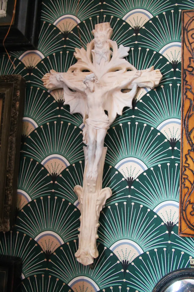 Crucifix Christ blanc, statue modifiée, décoration gothique pour cabinet de curiosité, décoration gothique faite main