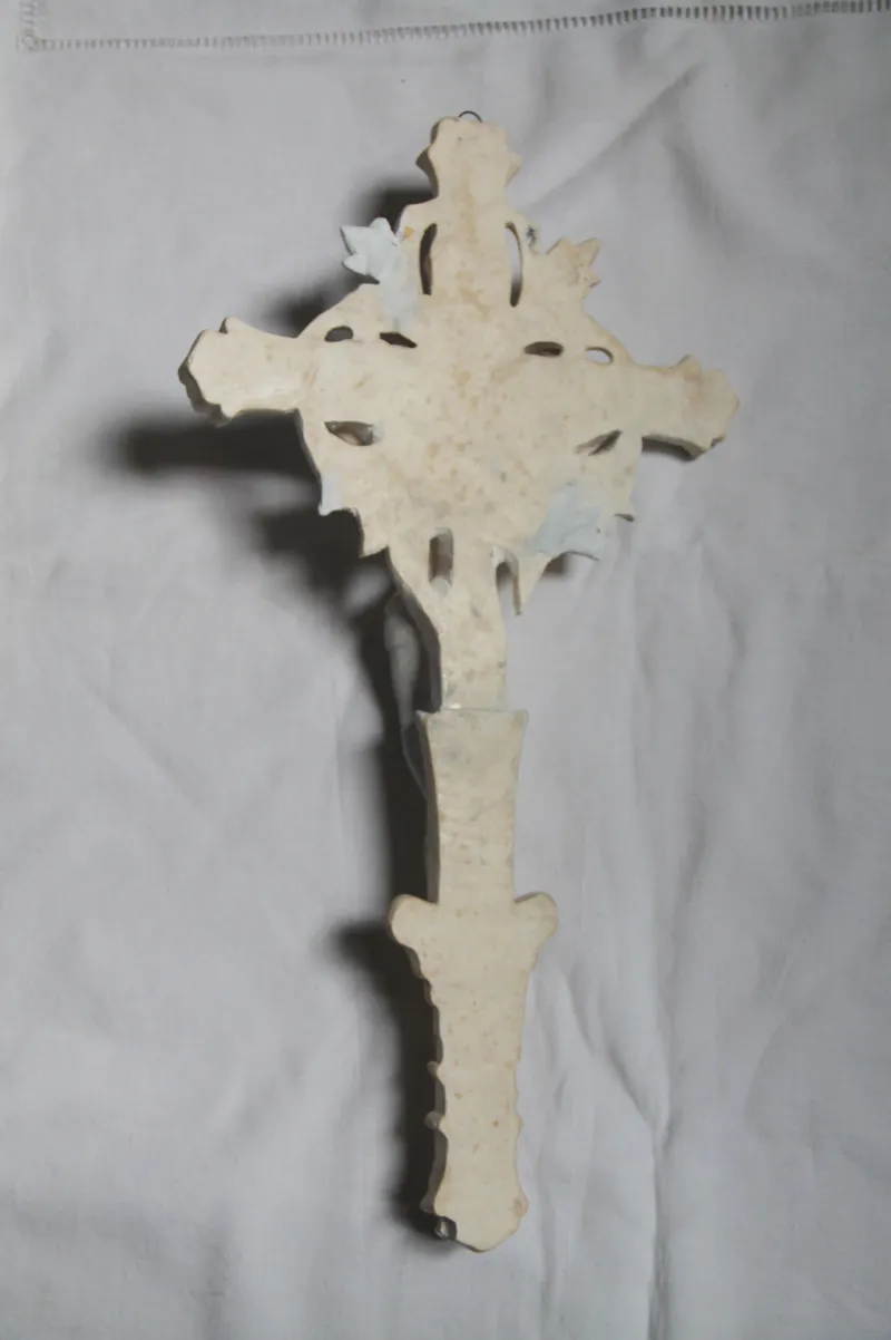 Crucifix Christ blanc, statue modifiée, décoration gothique pour cabinet de curiosité, décoration gothique faite main (2)