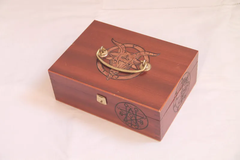 Boite vintage en bois gravé sur le thème du baphomet et de la magie noire, décoration gothique faite main