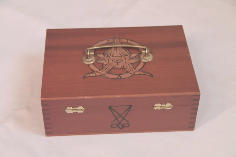 Boite vintage en bois gravé sur le thème du baphomet et de la magie noire, décoration gothique faite main (2)