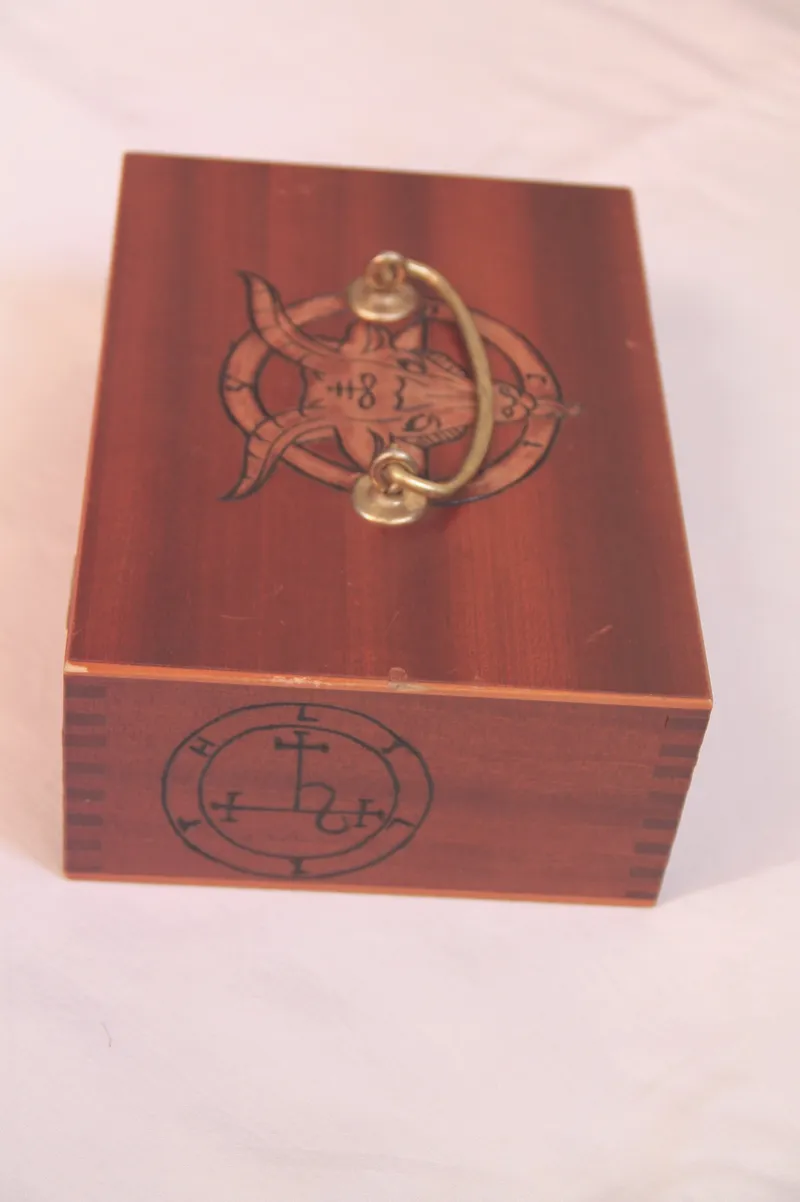 Boite vintage en bois gravé sur le thème du baphomet et de la magie noire, décoration gothique faite main (3)