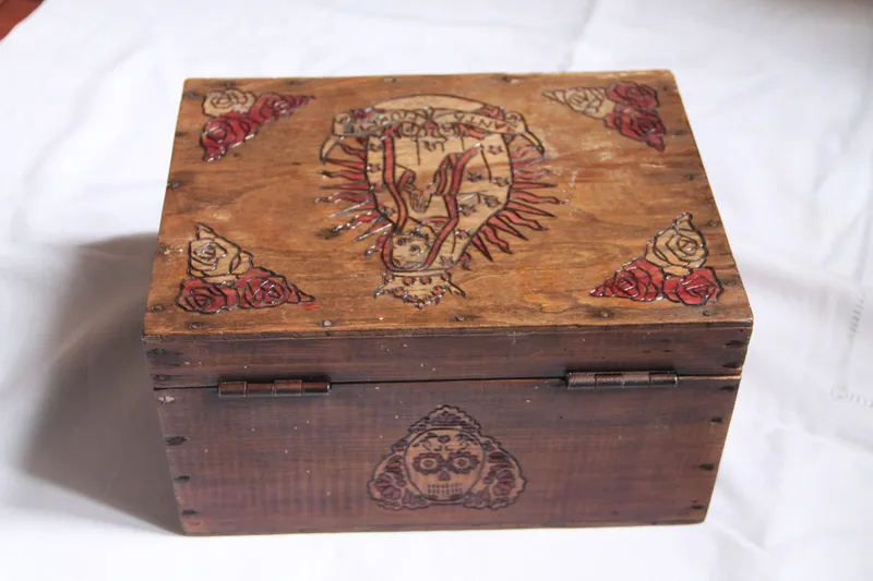 Boite vintage en bois gravé thème Santa Muerte, coffret ancien squelette et roses, handmade gothic home decor (2)