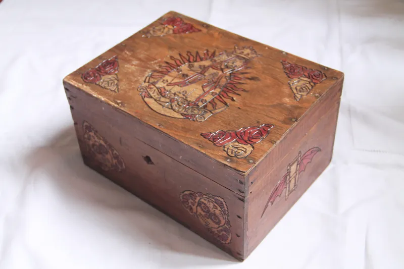 Boite vintage en bois gravé thème Santa Muerte, coffret ancien squelette et roses, handmade gothic home decor