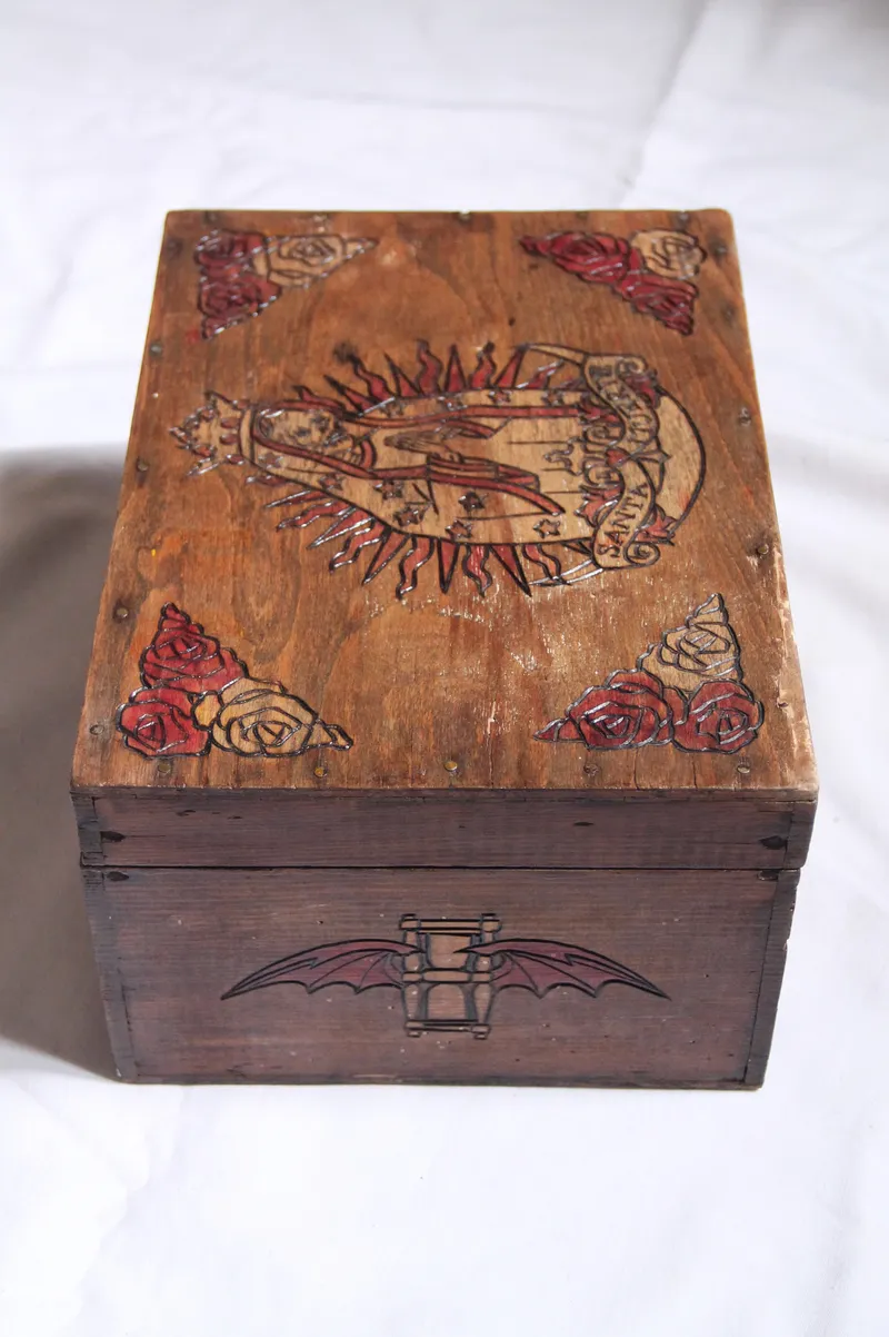 Boite vintage en bois gravé thème Santa Muerte, coffret ancien squelette et roses, handmade gothic home decor (3)