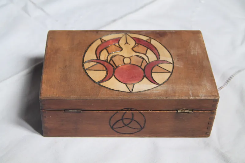 Boite vintage en bois gravé de motifs wicca, coffret ancien déesse mère, handmade gothic home decor (2)
