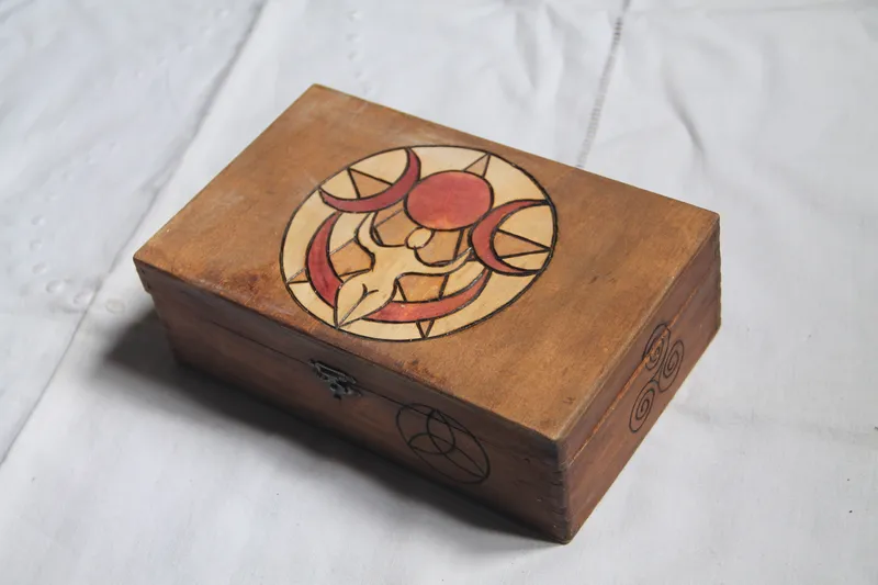 Boite vintage en bois gravé de motifs wicca, coffret ancien déesse mère, handmade gothic home decor