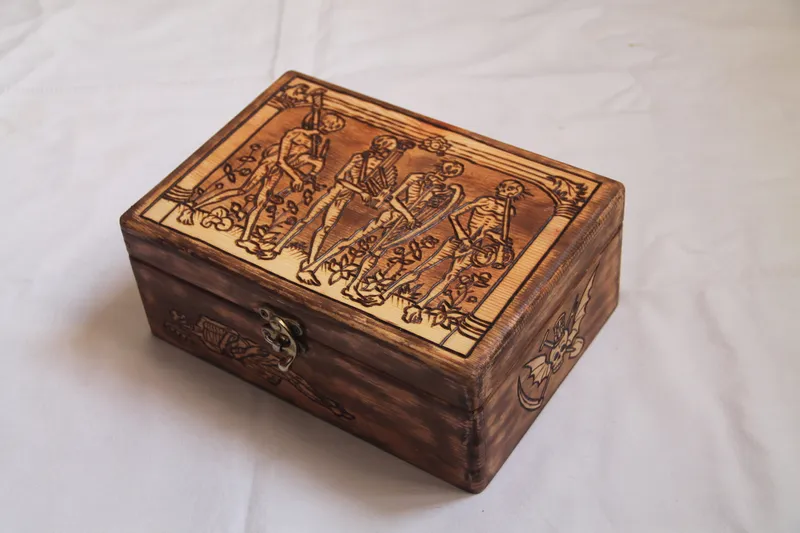 Boite en bois gravé memento mori représentant La Mort, boite de rangement style gothique, décoration gothique faite main