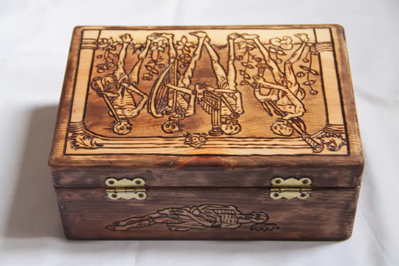 Boite en bois gravé memento mori représentant La Mort, boite de rangement style gothique, décoration gothique faite main (2)