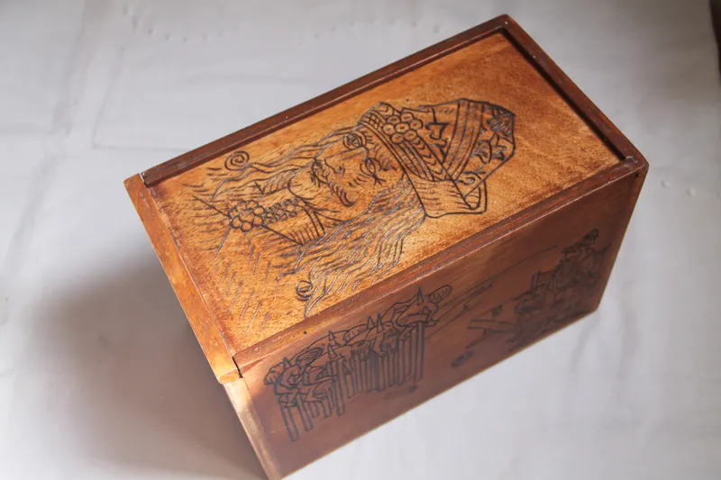 Boite vintage en bois gravé portrait Vlap Tepes, dit Dracula, coffret vampire, handmade gothic home decor
