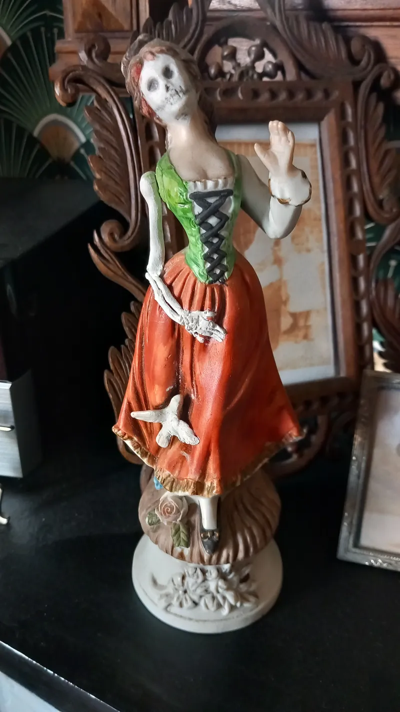 Statue ancienne modifiée femme squelette, décor gothique, handmade gothic home decor